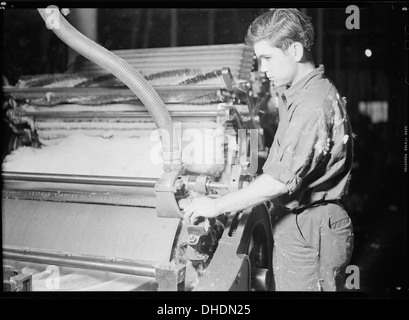 Une photographie de l'usine de fils de Pickett à High point, Caroline du Nord, montrant une carte de départ en mouvement dans le cadre du processus de fabrication du textile. L’usine fait partie de l’importante industrie textile de la région. Banque D'Images