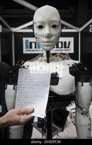 Londres, Royaume-Uni. Nov 7, 2013. 3D open source de vie imprimé par robot de taille dans la société Moov avec une liste de commandes vocale.Que l'impression 3D a explosé dans la fonction conscioussness cette année, deuxième impression 3D Show à Londres a attiré beaucoup plus d'exposants du monde entier, les développeurs présentant des innovations, 3D et de superbes œuvres d'art, Centre d'affaires d'Islington, Londres, Royaume-Uni. Credit : Veronika Lukasova/ZUMAPRESS.com/Alamy Live News Banque D'Images