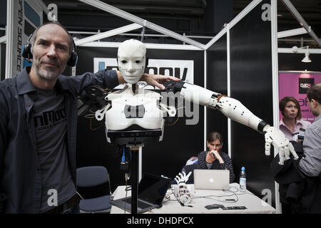 Londres, Royaume-Uni. Nov 7, 2013. Impression 3D open source taille de vie par robot dans Langevinji société Moov avec Gael, son créateur.Que l'impression 3D a explosé dans la fonction conscioussness cette année, deuxième impression 3D Show à Londres a attiré beaucoup plus d'exposants du monde entier, les développeurs présentant des innovations, 3D et de superbes œuvres d'art, Centre d'affaires d'Islington, Londres, Royaume-Uni. Credit : Veronika Lukasova/ZUMAPRESS.com/Alamy Live News Banque D'Images