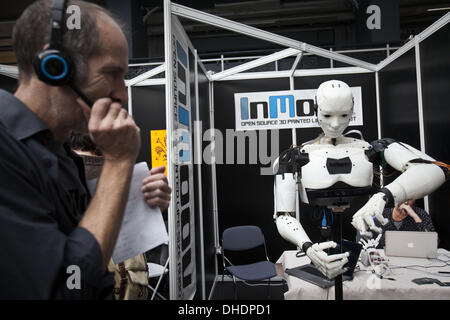 Londres, Royaume-Uni. Nov 7, 2013. 3D open source de vie imprimé par robot de taille dans la société Moov est un Langevinji à commande vocale par Gaël, son créateur.Que l'impression 3D a explosé dans la fonction conscioussness cette année, deuxième impression 3D Show à Londres a attiré beaucoup plus d'exposants du monde entier, les développeurs présentant des innovations, 3D et de superbes œuvres d'art, Centre d'affaires d'Islington, Londres, Royaume-Uni. Credit : Veronika Lukasova/ZUMAPRESS.com/Alamy Live News Banque D'Images