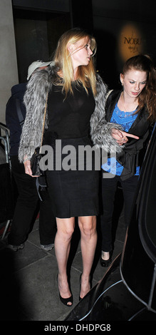 Lara Stone portant un manteau de fourrure quitte le restaurant Nobu à Mayfair Londres Angleterre - 24.04.12 Banque D'Images