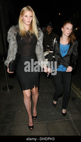 Lara Stone portant un manteau de fourrure quitte le restaurant Nobu à Mayfair Londres Angleterre - 24.04.12 Banque D'Images