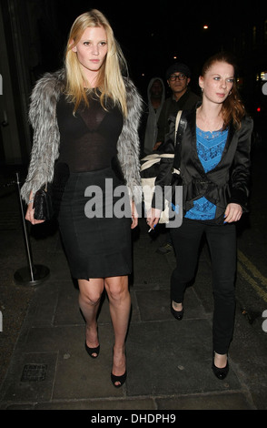 Lara Stone portant un manteau de fourrure quitte le restaurant Nobu à Mayfair Londres Angleterre - 24.04.12 Banque D'Images