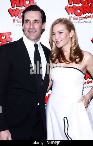 Jon Hamm et Jennifer Westfeldt Broadway soirée d'ouverture de 'un travail valorisant s'il' à l'Imperial Theatre - Arrivées New York Banque D'Images