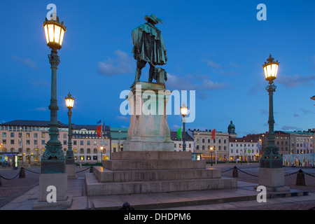 Statue de bronze de la ville fondateur au crépuscule, Gustav Adolf Gustav Adolfs Torg, Göteborg, Suède, Scandinavie, Europe Banque D'Images