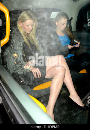 Lara Stone portant un manteau de fourrure quitte le restaurant Nobu à Mayfair Londres Angleterre - 24.04.12 Banque D'Images