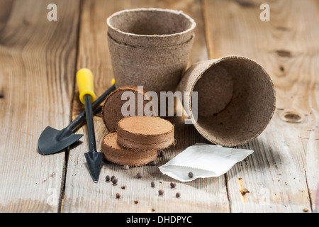 Briques de tourbe et de pots, de semences et d'outils de jardin Banque D'Images