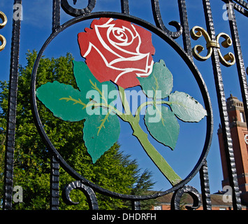 Le Lancashire Rose rouge sur l'entrée de portes à Unis Old Trafford Cricket Ground à Manchester contre un ciel bleu Banque D'Images