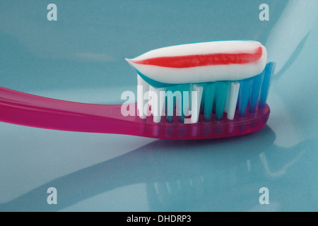 Certains de dentifrice sur une brosse à dents Banque D'Images