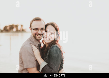 Portrait d'un couple dans une étreinte ; plage Crescent, British Columbia, Canada Banque D'Images