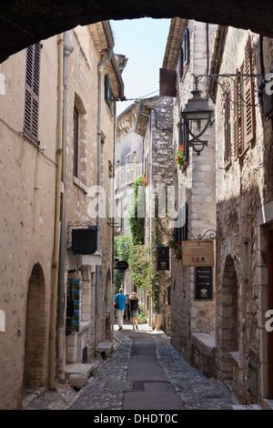 Ruelle pavée, Saint-Paul-de-Vence, Provence-Alpes-Côte d'Azur, Provence, France, Europe Banque D'Images