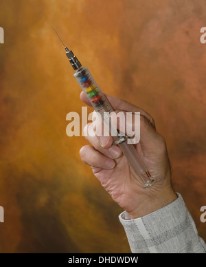 Man holding syringe remplis de bonbons Banque D'Images