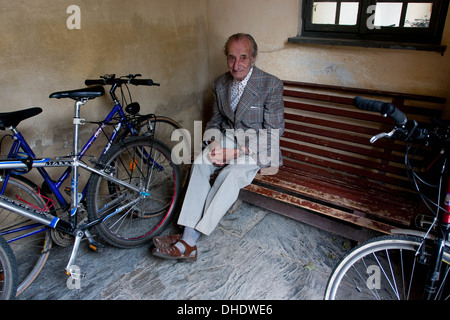 Vieil homme banc seul Homme assis seul sur un banc République tchèque, vieil homme vélo, vélo triste expression, solitude solitude solitude solitaire, vieillesse, vieillissement, génération, ancien, Banque D'Images