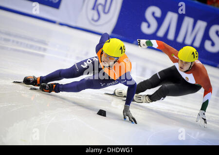 Torino, Italie. 07Th Nov, 2013. Sjinkie Knegt du Nederlands durant la finale du patinage de vitesse courte piste coupe du monde. Credit : Action Plus Sport/Alamy Live News Banque D'Images