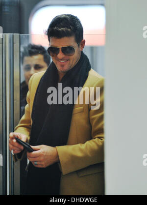 Berlin, Allemagne. 07Th Nov, 2013. La chanteuse américaine et l'acteur Robin Thicke arrive à l'aéroport de Tegel, à Berlin, Allemagne, 07 novembre 2013. Il prend part à la présentation du prix du magazine GQ. Photo : PAUL ZINKEN/dpa/Alamy Live News Banque D'Images