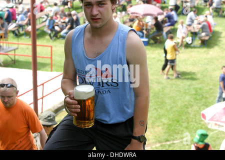 Un homme avec une bière fraîchement tirée, fête du village, République tchèque Banque D'Images