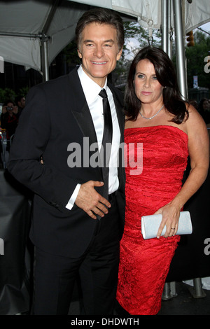 Le Dr Mehmet Oz Lisa Oz au moment 100 gala tenu à Frederick P. Rose Hall New York City USA - 24.04.12 Banque D'Images