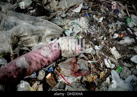 Mae Sot, Tak, en Thaïlande. Nov 7, 2013. Mae Sot dépotoir. Tingkaya également connu sous le nom de la ville de déchets d'une zone de la taille d'un stade de football les pauvres habitants faire une vie en vendant des matériaux recyclables comme le fil, métal, verre, plastique. Ils heap citadins survivre en mangeant des restes et dormir dans le même environnement rude qui est une aire de reproduction pour les bactéries et les maladies. Credit : Rohan Radheya/ZUMA/ZUMAPRESS.com/Alamy fil Live News Banque D'Images