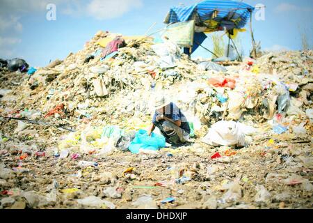 Mae Sot, Tak, en Thaïlande. Nov 7, 2013. Un homme Birman à rechercher au Mae Sot dépotoir. Tingkaya également connu sous le nom de la ville de déchets d'une zone de la taille d'un stade de football les pauvres habitants faire une vie en vendant des matériaux recyclables comme le fil, métal, verre, plastique. Ils heap citadins survivre en mangeant des restes et dormir dans le même environnement rude qui est une aire de reproduction pour les bactéries et les maladies. Credit : Rohan Radheya/ZUMA/ZUMAPRESS.com/Alamy fil Live News Banque D'Images