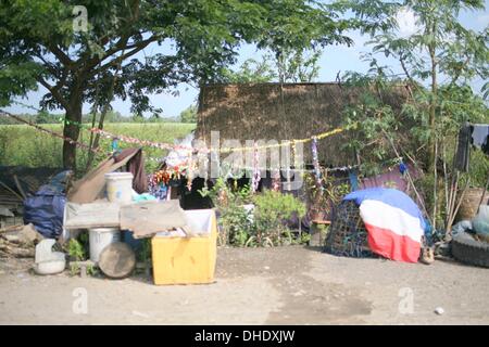 Mae Sot, Tak, en Thaïlande. Nov 7, 2013. Une maison de réfugiés birmans orné d'objets trouvés au dépotoir de Mae Sot. Tingkaya également connu sous le nom de la ville de déchets d'une zone de la taille d'un stade de football les pauvres habitants faire une vie en vendant des matériaux recyclables comme le fil, métal, verre, plastique. Ils heap citadins survivre en mangeant des restes et dormir dans le même environnement rude qui est une aire de reproduction pour les bactéries et les maladies. Credit : Rohan Radheya/ZUMA/ZUMAPRESS.com/Alamy fil Live News Banque D'Images