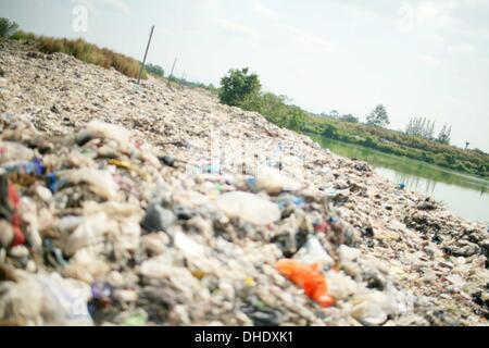 Mae Sot, Tak, en Thaïlande. Nov 7, 2013. Mae Sot dépotoir. Tingkaya également connu sous le nom de la ville de déchets d'une zone de la taille d'un stade de football les pauvres habitants faire une vie en vendant des matériaux recyclables comme le fil, métal, verre, plastique. Ils heap citadins survivre en mangeant des restes et dormir dans le même environnement rude qui est une aire de reproduction pour les bactéries et les maladies. Credit : Rohan Radheya/ZUMA/ZUMAPRESS.com/Alamy fil Live News Banque D'Images