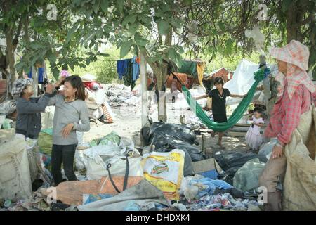 Mae Sot, Tak, en Thaïlande. Nov 7, 2013. Réfugiés Birmans et les éboueurs au dépotoir de Mae Sot. Tingkaya également connu sous le nom de la ville de déchets d'une zone de la taille d'un stade de football les pauvres habitants faire une vie en vendant des matériaux recyclables comme le fil, métal, verre, plastique. Ils heap citadins survivre en mangeant des restes et dormir dans le même environnement rude qui est une aire de reproduction pour les bactéries et les maladies. Credit : Rohan Radheya/ZUMA/ZUMAPRESS.com/Alamy fil Live News Banque D'Images