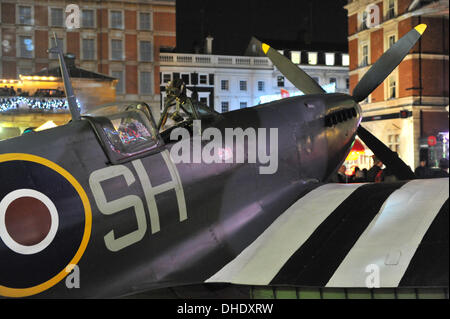 Covent Garden, Londres, Royaume-Uni. 7 novembre 2013. Un Spitfire se trouve dans Covent Garden pour l'appel de pavot à l'appui de la Légion britannique sur London Poppy Day. Crédit : Matthieu Chattle/Alamy Live News Banque D'Images