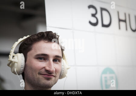 Londres, Royaume-Uni. Nov 7, 2013. Bram de Zwart, co-fondateur de moyeux avec 3D 3D printed casque à l'impression 3D Show de Londres.moyeux 3D imprimante 3D connexion propriétaires avec impression 3D que les amateurs ne possèdent pas l'imprimante 3D. La compagnie a mis sur pied en mars 2013 s'est étendue à 1500 emplacements et a 5 000 clients, Centre d'affaires d'Islington, Londres, Royaume-Uni. Credit : Veronika Lukasova/ZUMAPRESS.com/Alamy Live News Banque D'Images