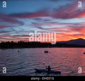 La kayakiste dans Lake Tahoe au coucher du soleil Banque D'Images