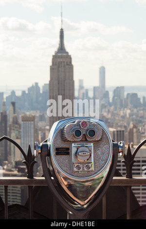 Jumelles à monnayeur sur le pont d'observation du Rockefeller Center, New York City, États-Unis d'Amérique. Banque D'Images