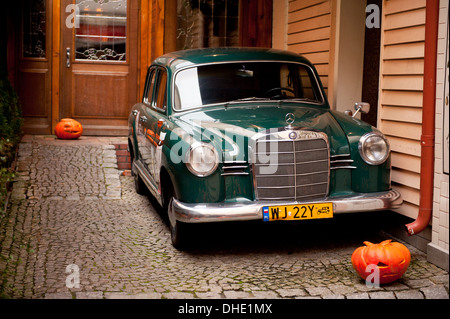 Voiture Mercedes Benz et des citrouilles pour l'Halloween Banque D'Images