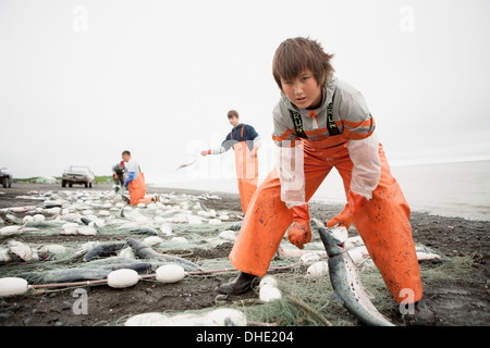 Les pêcheurs de saumon rouge Sélection Setnet de leur Setnets dans le village de pêche de Ekuk près de Dillingham, Baie Nushagak Banque D'Images