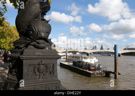 Esturgeon victorienne/Dauphin lampadaire conçu par George John Vulliamy, Victoria Embankment, London UK. Banque D'Images