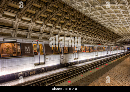 Une rame de métro se prépare à quitter le Farragut West station du métro de Washington DC. Banque D'Images