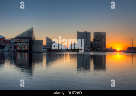 Le rising sun apporte un nouveau jour pour les eaux de la rivière Patapsco et le port intérieur de Baltimore, Maryland. Banque D'Images