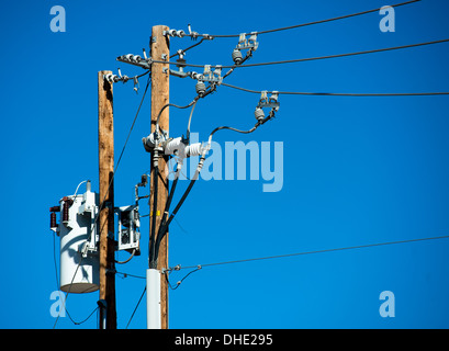 Détaillée des lignes électriques et des connexions sur un poste en bois Banque D'Images