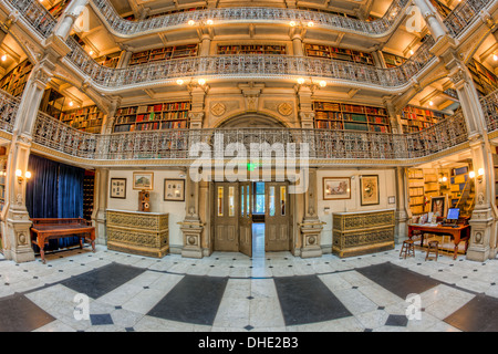 Le bel intérieur de la bibliothèque George Peabody, une partie de l'Université Johns Hopkins, à Baltimore, Maryland. Banque D'Images