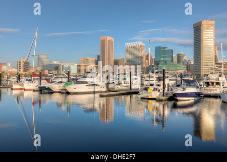 Toits de Baltimore, y compris la Tour de la Transamerica et World Trade Center, se reflétant dans les eaux du port intérieur. Banque D'Images