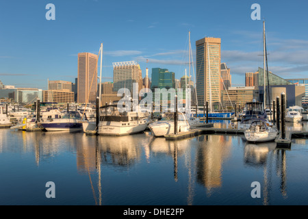 Toits de Baltimore, y compris la Tour de la Transamerica et World Trade Center, se reflétant dans les eaux du port intérieur. Banque D'Images