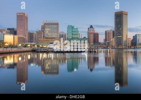 Toits de Baltimore à l'aube, y compris la Tour de la Transamerica et World Trade Center, se reflétant dans les eaux du port intérieur. Banque D'Images