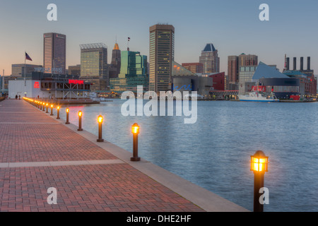 Le ciel commence à s'assombrir sur la skyline de Baltimore, Maryland au coucher du soleil. Banque D'Images