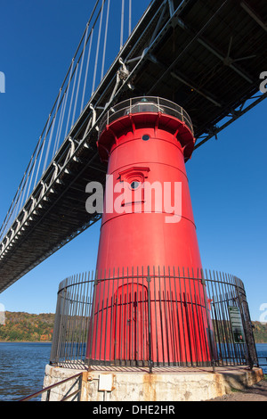 Jeffrey's Hook Lighthouse sur l'Hudson, sous le pont George Washington. Banque D'Images