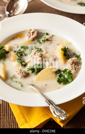 Saucisses et pommes de terre Soupe au chou frisé Tuscana Appetizer Banque D'Images