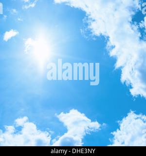 Le soleil et ciel nuageux ciel bleu. Banque D'Images