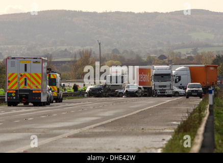 Accident de voiture sur autoroute et collision et incendie, impliquant 34 voitures, fourgonnettes et camions, Somerset, Royaume-Uni, dans lesquels 7 personnes sont mortes dans le brouillard. Banque D'Images