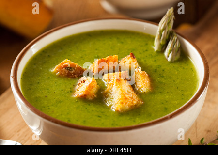 Soupe aux asperges vertes maison avec croûtons croustillants Banque D'Images