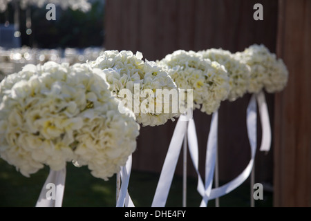 Décoration fleur de mariage colonne rangée de roses blanches d'attirer des frais d'affichage attractifs du ruban rose blanc refresh connectez série mettent Banque D'Images