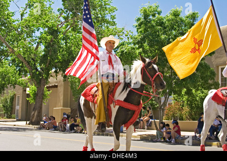 Cowboy à cheval transportant US flag, rodéo de Santa Fe, Nouveau Mexique USA Parade Banque D'Images