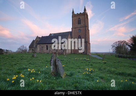 L'église St Mary Vierge Hanbury après le coucher du soleil au printemps. Banque D'Images