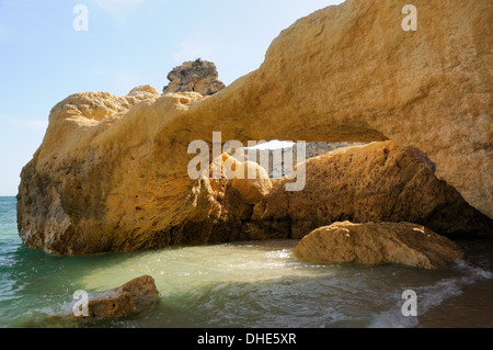 Rocher de grès érodées arch creusée par la mer à Praia da Marinha, près de Carvoeiro, Algarve, Portugal, juin. Banque D'Images